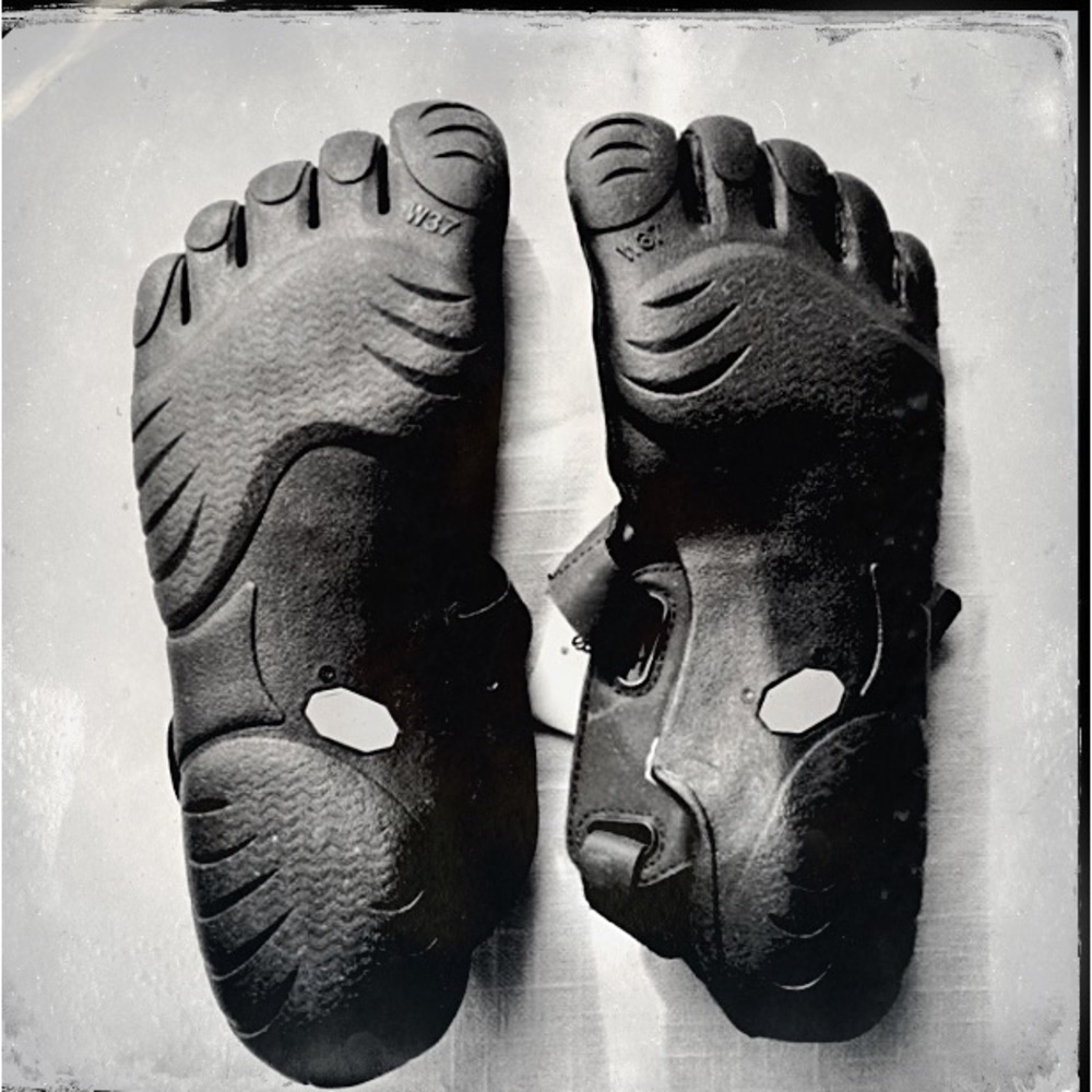 Vintage (NWT) Vibram Five Finger Barefoot Shoe - 37 / 7